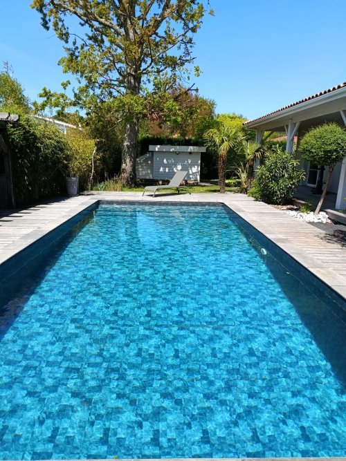 Changement de liner avec une nouvelle couleur pour une piscine au rendu moderne