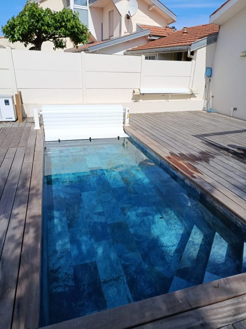 Volet roulant hors-sol à Lacanau : la touche finale d'une piscine carrelée signée Abruno Piscine