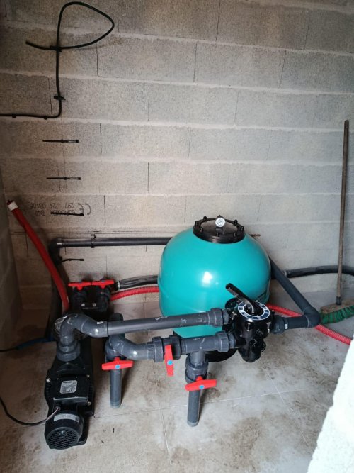 Installation d’un système de filtration complet sur une piscine neuve en béton avec liner