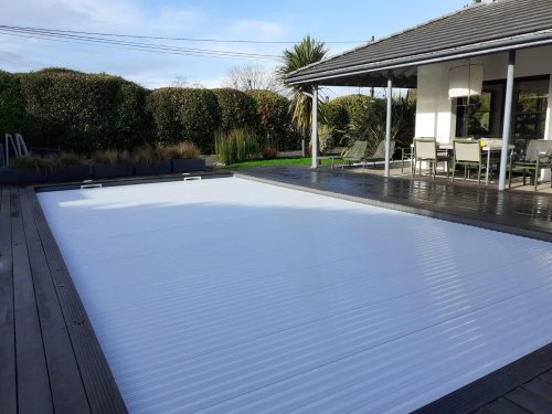 Création complète d’une piscine 9 x 4 avec volet immergé
