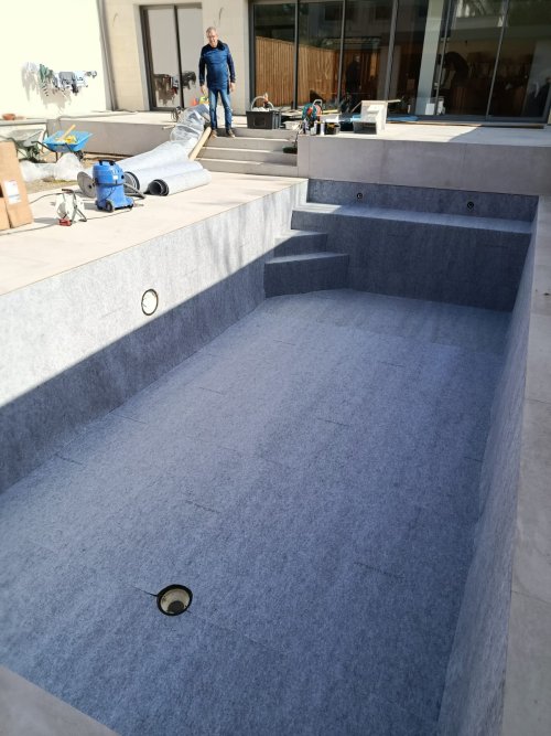 Rénovation piscine : pose de moquette avant liner