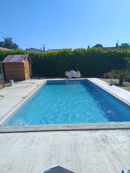 Saint-Sauveur en Médoc : construction piscine 9x4 avec banquette et traitement au sel