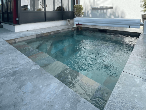 Construction de piscine moderne avec pierre de Bali à Andernos-les-Bains